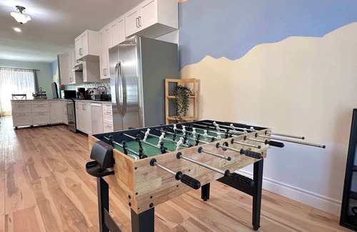 Port Colborne House | HUGE 2 King Beds Family Home 3BR 3BA Sleeps 12