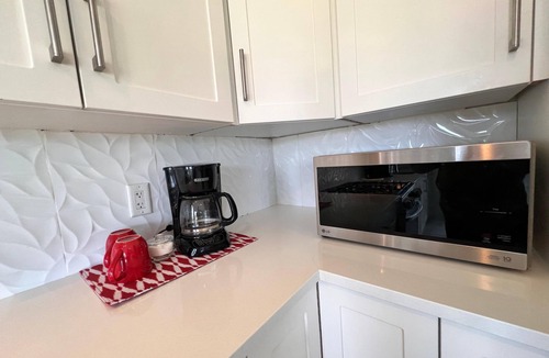Ayr House | Huge Home/9 Beds 3.5 WR/Sleeps 20+/75"TV/Reunions/Events/Main floor Bedroom