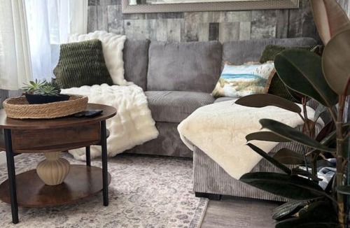 Sylvan Lake House | Hummingbird Cottage-Steps to the Beach and Shopping