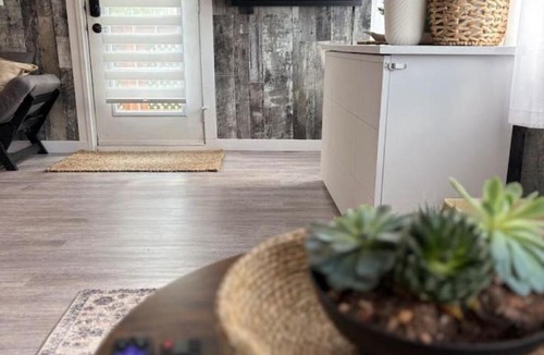 Sylvan Lake House | Hummingbird Cottage-Steps to the Beach and Shopping
