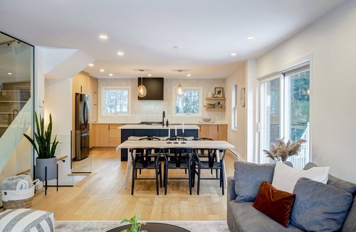 Mont-Tremblant Village House | HushHaus- Sleeps 9- Hike Bike Golf-AC, luxury linens and VIP parking pass