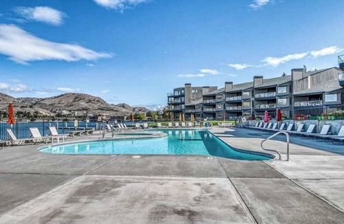 Chelan House | Ideal 2BR Lakefront Petersons Waterfront Resort