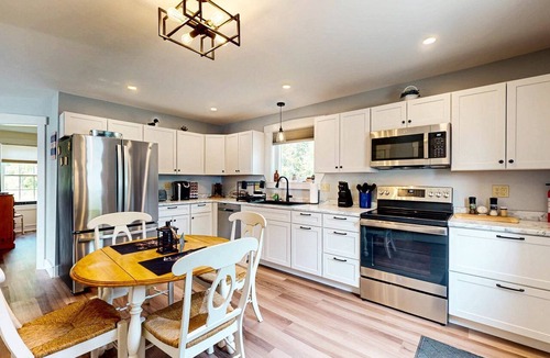 Greenville Cottage | Idyllic Lakefront Cottage Haven Near Tussle Lagoon, Maine