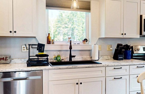 Greenville Cottage | Idyllic Lakefront Cottage Haven Near Tussle Lagoon, Maine