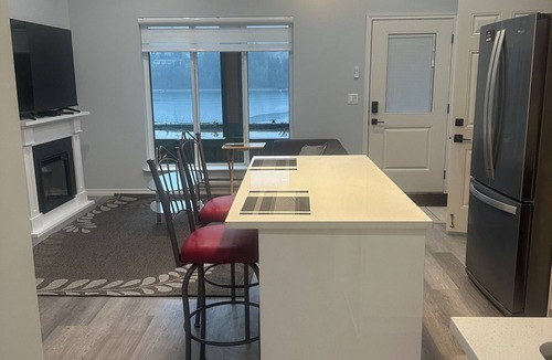 Port Moody House | In the Heart of PoMo a site of Tranquility and Modern living - Cozy and COMFY!