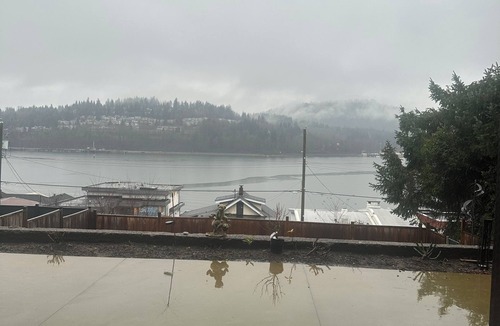 Port Moody House | In the Heart of PoMo a site of Tranquility and Modern living - Cozy and COMFY!