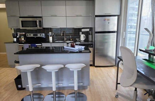 Toronto Entertainment District Condo | In the heart of Toronto's Entertainment district with a lake view family abode.