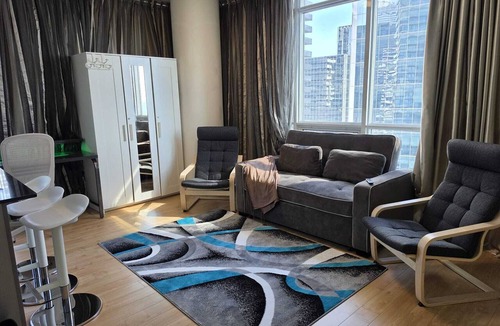 Toronto Entertainment District Condo | In the heart of Toronto's Entertainment district with a lake view family abode.