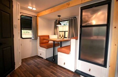 Tyendinaga Mohawk Territory House | Incredible Caravan with Fire Pit and Games in Deseronto, Ontario