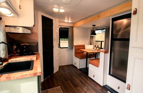 Tyendinaga Mohawk Territory House | Incredible Caravan with Fire Pit and Games in Deseronto, Ontario