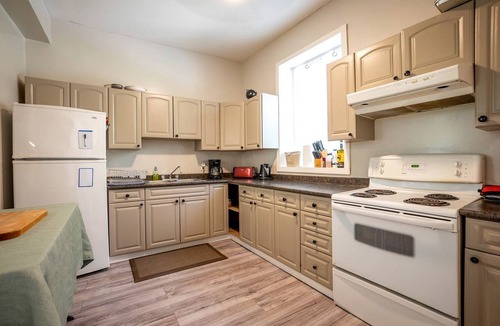 Gravenhurst House | Incredible Multi-Unit Retreat for Large Groups with Amazing Resort-Style Amenities near Gravenhurst, Ontario