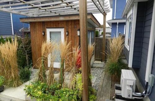 Renfrew-Collingwood House | Independent 1 BDRM laneway home near MAJOR INTERNATIONAL SPORTING EVENT FAN FESTIVAL SITE metro free parking