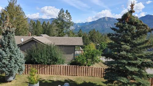 Invermere House | INVERMERE ON THE LAKE! 4 Br Mountain View Home! Huge Yard! Beaches, Boats, Fish, Bike, Eateries, Bakery and Pubs! Welcome Family's, Healthcare Workers and Trades! Monthly Rentals of 28 Nights or More!