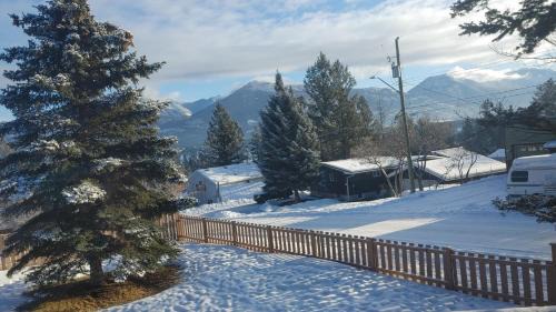 Invermere House | INVERMERE ON THE LAKE! 4 Br Mountain View Home! Huge Yard! Beaches, Boats, Fish, Bike, Eateries, Bakery and Pubs! Welcome Family's, Healthcare Workers and Trades! Monthly Rentals of 28 Nights or More!