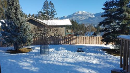 Invermere House | INVERMERE ON THE LAKE! 4 Br Mountain View Home! Huge Yard! Beaches, Boats, Fish, Bike, Eateries, Bakery and Pubs! Welcome Family's, Healthcare Workers and Trades! Monthly Rentals of 28 Nights or More!