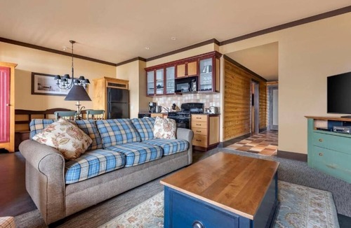 The Blue Mountains Hotel | Inviting 1BR Retreat with Balcony, Kitchenette & Comfort Amenities