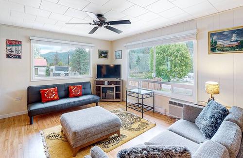 Christina Lake Cottage | Inviting dog-friendly cottage with grill, patio, full kitchen, & W/D