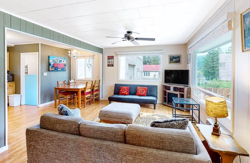 Christina Lake Cottage | Inviting dog-friendly cottage with grill, patio, full kitchen, & W/D