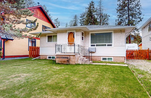 Christina Lake Cottage | Inviting dog-friendly cottage with grill, patio, full kitchen, & W/D