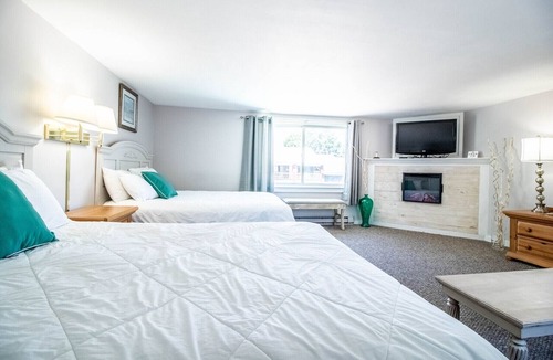 Ogunquit Cabin | Jacuzzi room - 2 Queen beds