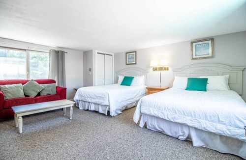 Ogunquit Cabin | Jacuzzi room - 2 Queen beds