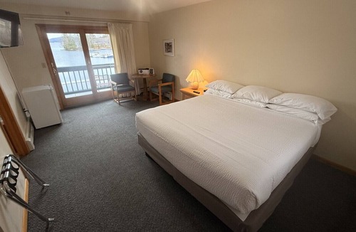 Greenville Junction Bed & Breakfast | Juniper Motel*King Room*RM16*Jacuzzi tub*Dock*ATV Access*Waterfront