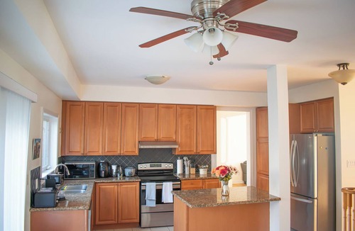 Ajax House | Karibu home retreat North Ajax near Hy 401/407/412. 3 BD, 2.5 Baths 6 guests