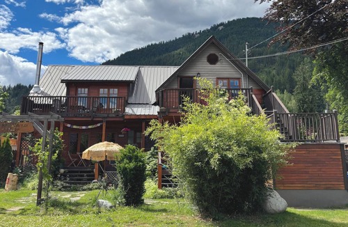 Kaslo House | Kaslo Manor Lodge - The Garden Suite