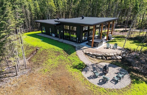 Baie-St-Paul Ski Chalet | Kbane 31: Exclusive, Brand New, Hot Tub & BBQ
