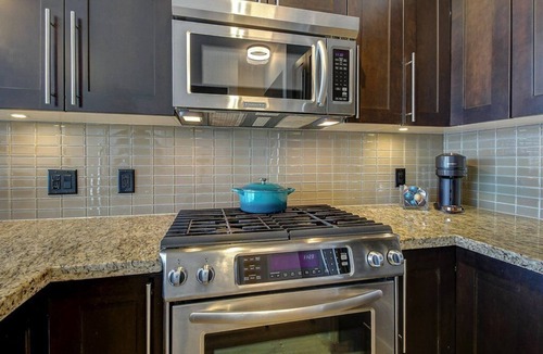 North End Condo | Kelowna Lakeview 2BDBR Condo Downtown-Beach across the street!