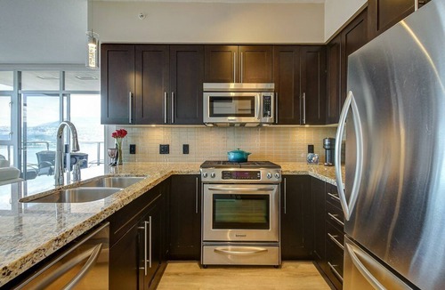 North End Condo | Kelowna Lakeview 2BDBR Condo Downtown-Beach across the street!