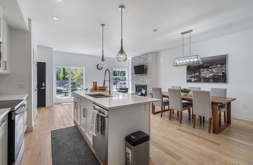 Hillhurst House | Kensington Calgary House, 3BR, 20 Min to Downtown