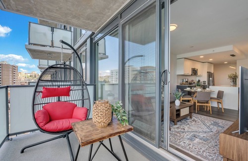 Sunnyside Apartment | Kensington Condo | King Bed + Banff Pass + Parking + WIFI