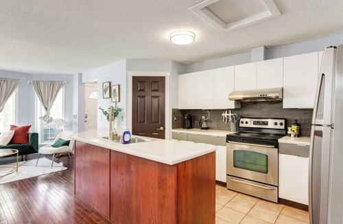 Sunnyside Apartment | Kensington/Walk to Bow River, DT, Grocery, Shops