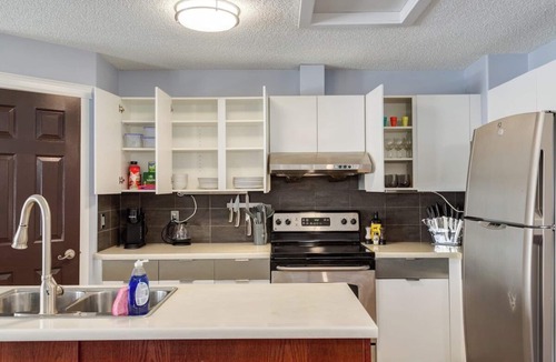 Sunnyside Apartment | Kensington/Walk to Bow River, DT, Grocery, Shops