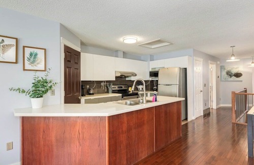 Sunnyside Apartment | Kensington/Walk to Bow River, DT, Grocery, Shops
