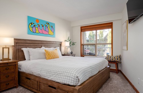 Upper Village Apartment | ❄︎Khyber Retreat❄︎Bright Ski in/out 1 BR - 3 Hot Tubs & Pool | The Aspens