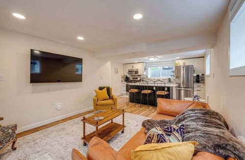 Northwest Calgary House | King Bed, 75 min Banff, AC Backyard Chickens
