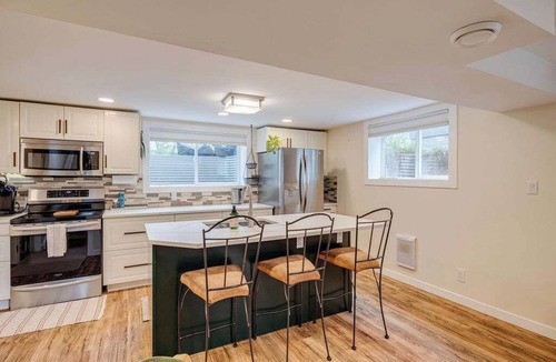 Northwest Calgary House | King Bed, 75 min Banff, AC Backyard Chickens