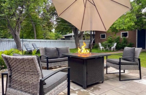 Northwest Calgary House | King Bed, 75 min Banff, AC Backyard Chickens