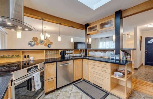 Northwest Calgary House | King Bed, AC, 75 min Banff, Newly Renovated