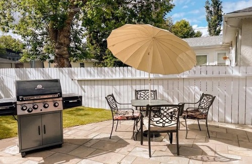 Northwest Calgary House | King Bed, AC, 75 min Banff, Newly Renovated