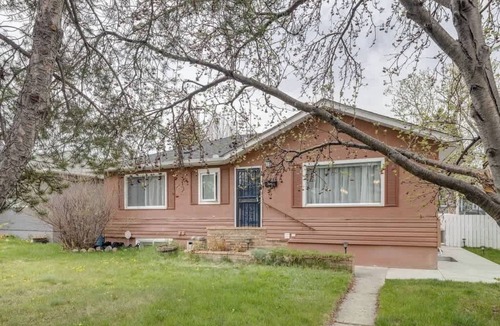 Northwest Calgary House | King Bed, AC, 75 min Banff, Newly Renovated