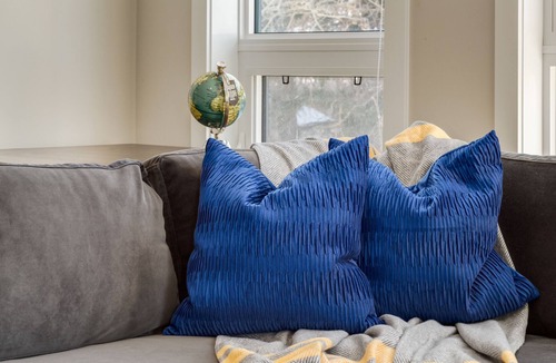 Shaganappi Apartment | King Bed, Corner Suite with $39 cleaning fee only