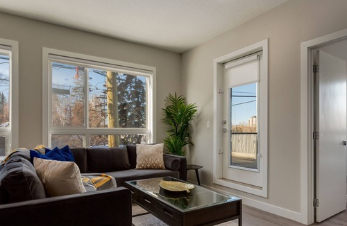 Shaganappi Apartment | King Bed, Corner Suite with $39 cleaning fee only