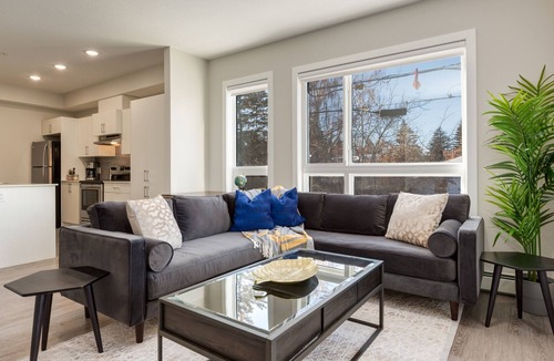 Shaganappi Apartment | King Bed, Corner Suite with $39 cleaning fee only