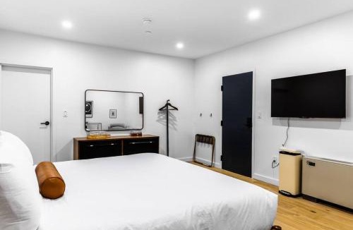 Bangor Apartment | King Bed , DTWN, 50 in Roku TV , Fiber Internet, Room # 203