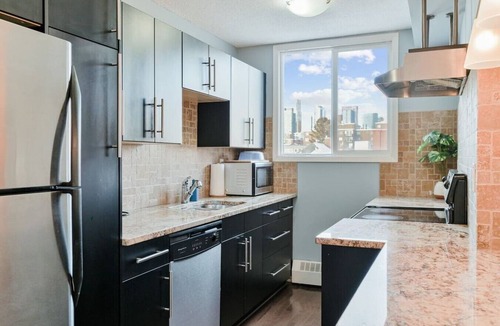 Southwest Calgary Apartment | King Bed | Walk to Saddledome |Underground Parking