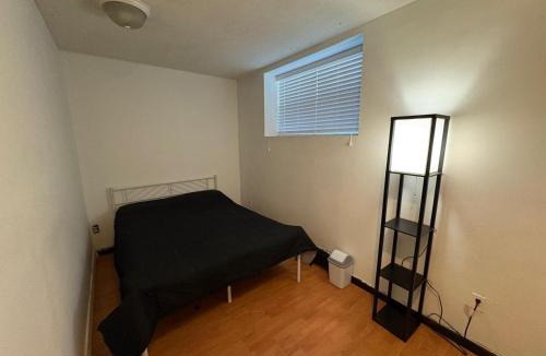 Newton House | King George Corridor Modern Room - Easy Transit & Free Parking
