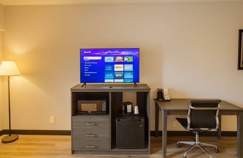 Point Edward Hotel | King With Pullout Couch (Non-Smoking)